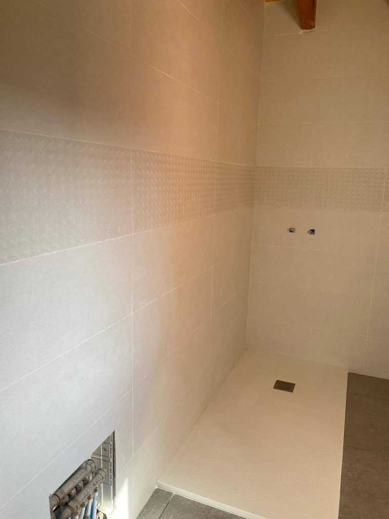 Plato de ducha de obra alicatado en una reforma de baño